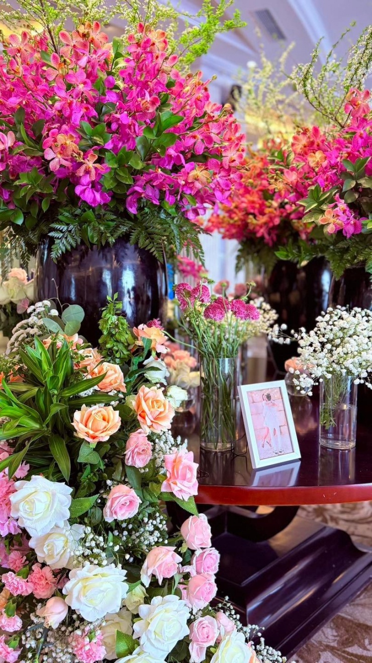 Đáng chú ý, nhiều nguyên liệu phục vụ tiệc cưới được mang trực tiếp từ Ấn Độ sang, cùng đội ngũ phục vụ khoảng 600 người, gồm các nhóm bếp, lễ tân, biểu diễn, hậu cần và nhân sự phục vụ sự kiện.