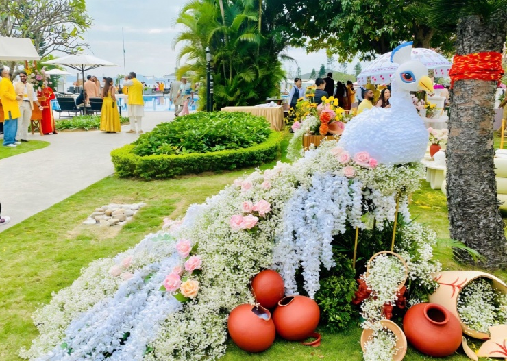 Nhiều hoa tươi, các biểu tượng truyền thống, kết hợp chuỗi hoạt động kéo dài nhiều ngày trong khuôn viên khu nghỉ dưỡng.
