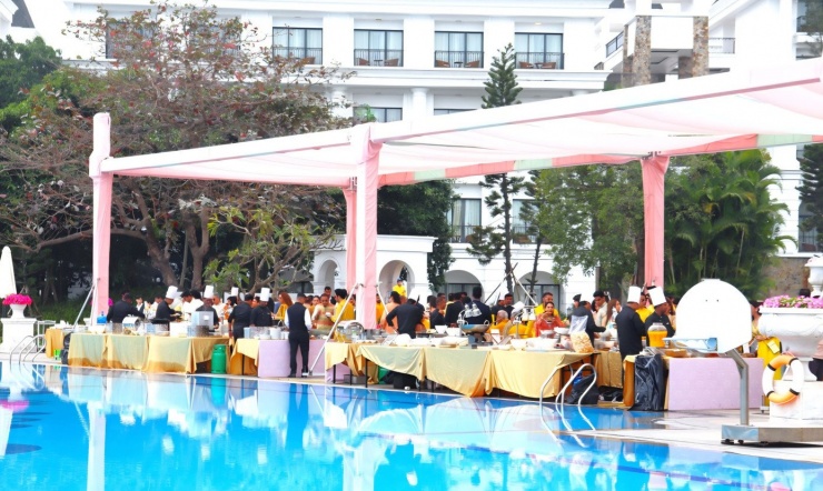 Bên cạnh các buổi tiệc chính, khách mời sẽ tham quan, trải nghiệm một số sản phẩm du lịch cao cấp như du thuyền trên vịnh Hạ Long, các chương trình trải nghiệm, giải trí tại những điểm đến nổi bật của tỉnh.