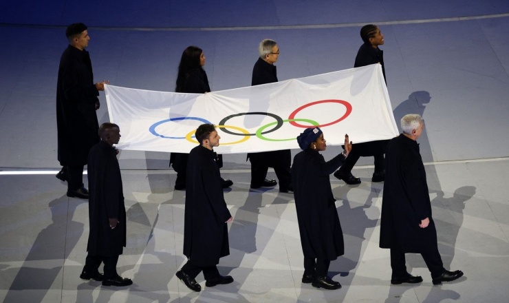 Lá cờ Olympic được rước vào sân vận
động San Siro gần cuối buổi lễ.