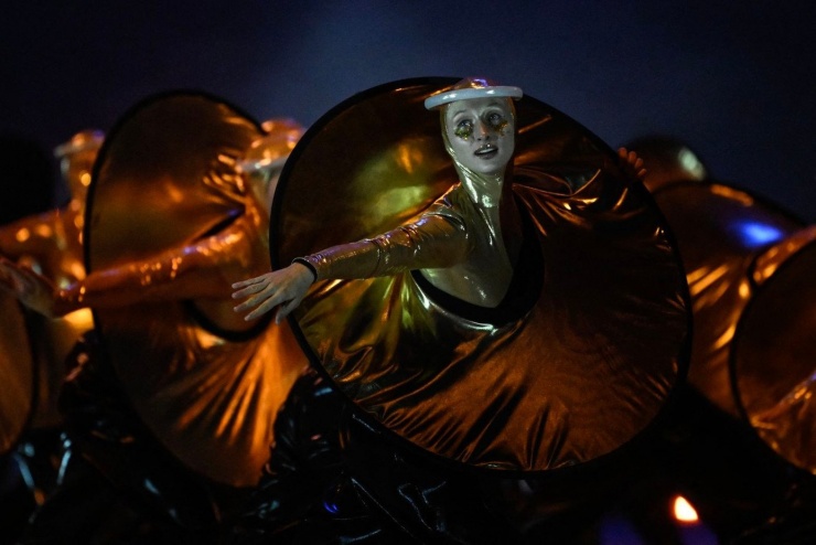 Một vũ công biểu diễn trong lễ khai
mạc ở Milan.