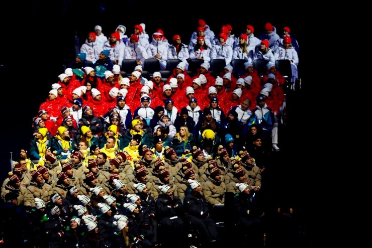 Các vận động viên đến từ nhiều quốc
gia cùng nhau theo dõi buổi lễ tại Milan.