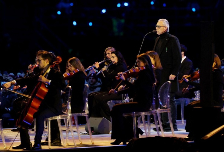 Giọng nam cao huyền thoại người Ý,
Andrea Bocelli, trình diễn bài hát “Nessun dorma” tại buổi lễ.