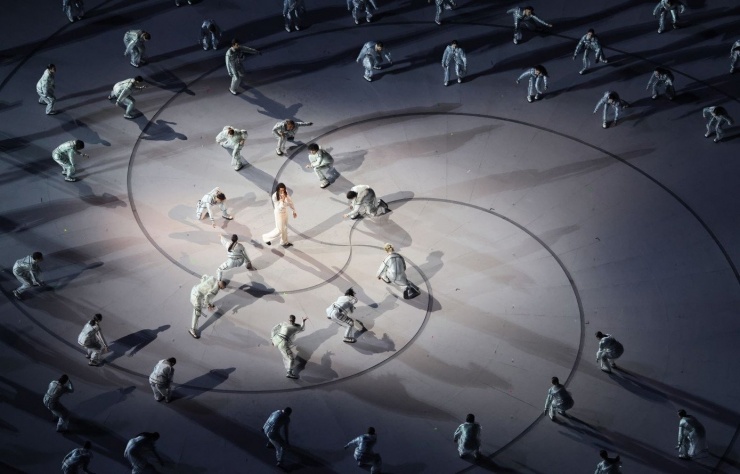 Rapper người Ý Ghali biểu diễn cùng
các vũ công.