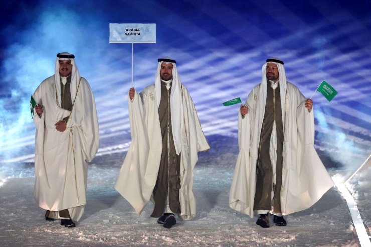 Các vận động viên đến từ Ả Rập Xê Út
diễu hành ở Livigno.