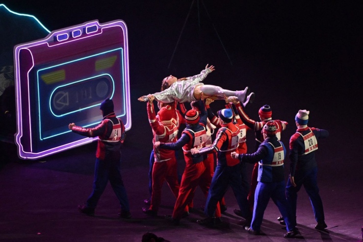 Trong tiết mục âm nhạc, Impacciatore
được nâng lên không trung, với các chủ đề lấy cảm hứng từ nhiều
thời đại khác nhau.