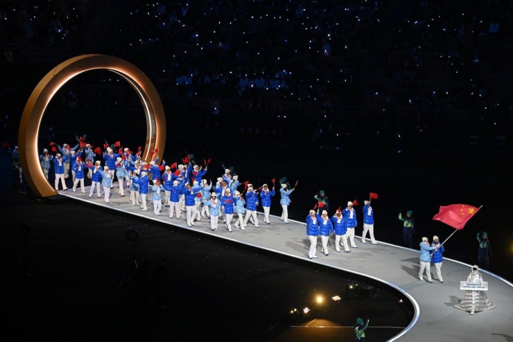 Các vận động viên Trung Quốc tiến vào
sân vận động San Siro.