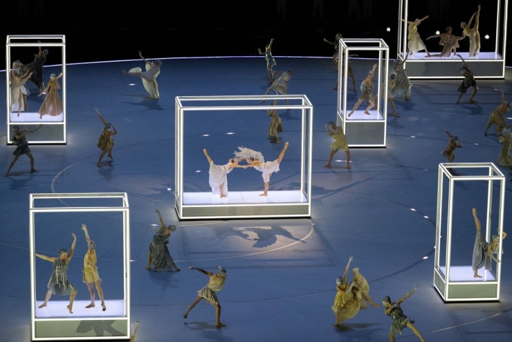 Các vũ công từ nhà hát opera La Scala
ở Milan biểu diễn ở buổi lễ tại Milan. Chủ đề của lễ khai mạc là
Armonia, hay sự hài hòa trong tiếng Ý.