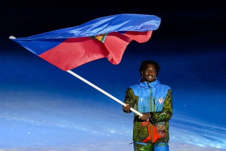 Người cầm cờ Haiti, Stevenson Savart,
tham gia Lễ diễu hành các quốc gia ở Predazzo. Anh là một trong hai
vận động viên người Haiti tranh tài tại Thế vận hội này.