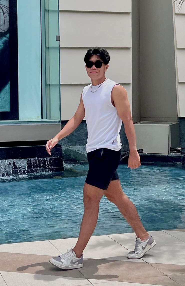 Trang phục đơn sắc của cầu thủ Phạm Lý Đức - 3