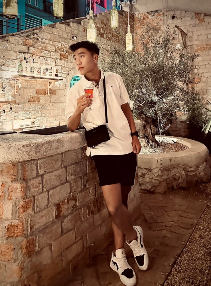 Trang phục đơn sắc của cầu thủ Phạm Lý Đức - 5