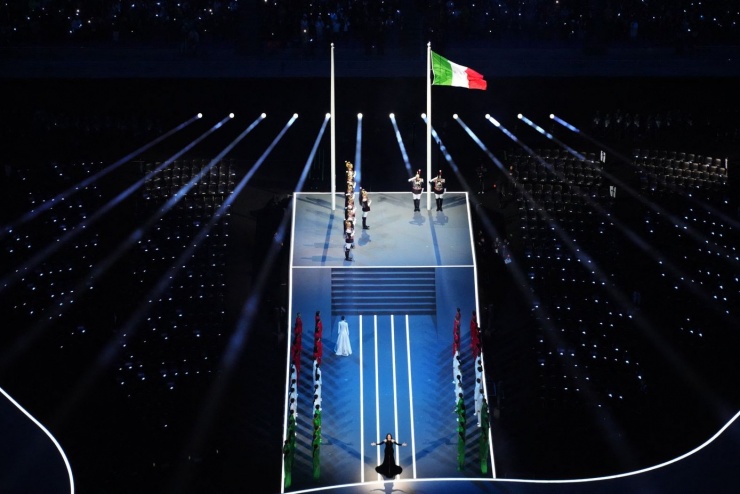  Nữ ca sĩ người Ý Laura Pausini hát quốc ca. 