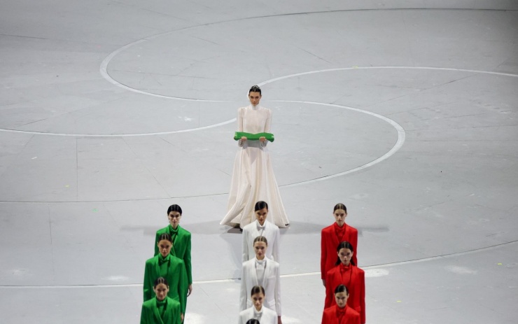  Người mẫu Vittoria Ceretti cầm cờ Ý trước khi quốc ca vang lên. 