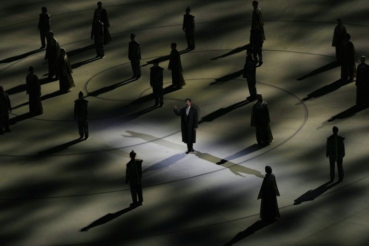  Nam diễn viên người Ý Pierfrancesco Favino đọc một bài thơ trên sân khấu tại sân vận động San Siro. 