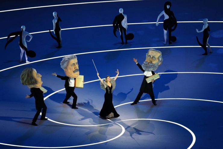  Nữ diễn viên kiêm ca sĩ người Ý Matilda De Angelis biểu diễn cùng ba diễn viên hóa trang thành các bậc thầy vĩ đại của opera Ý. 