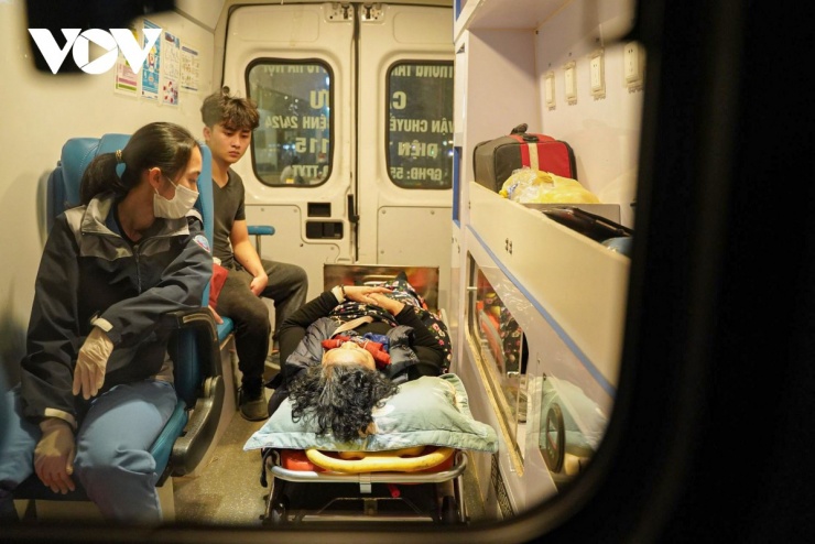 Trung bình, mỗi chuyến cấp cứu chỉ mất khoảng 25-30 phút, nhưng khi tắc đường, thời gian có thể kéo dài 1-2 tiếng.