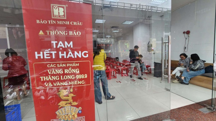Bảo Tín Minh Châu thông báo hết hàng thời điểm từ 9 giờ sáng, đến hơn 10 giờ sáng "quay xe" lại đón khách. Ảnh: Thái Nguyễn