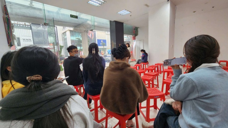 Một số khách hàng may mắn đến đúng thời điểm cửa hàng tiếp tục bán lại, trái ngược với nhiều người đến không đúng thời điểm. Ảnh: Thái Nguyễn