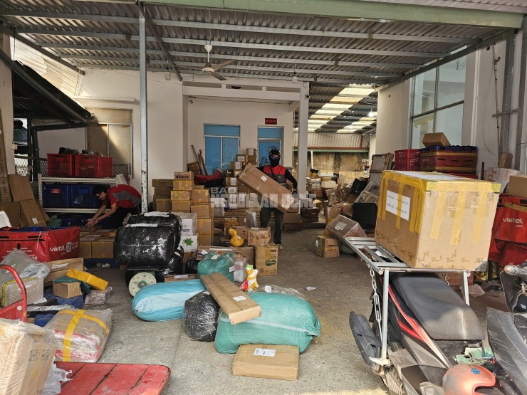 Một bưu cục của Viettel Post chất đầy hàng hóa chờ giao