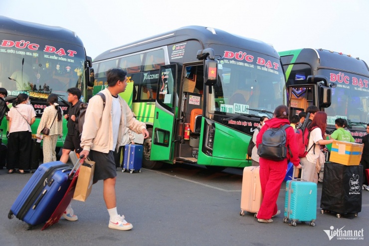 Lỉnh kỉnh đồ đạc, người dân chen chân rời TPHCM về quê đón Tết sớm - 1