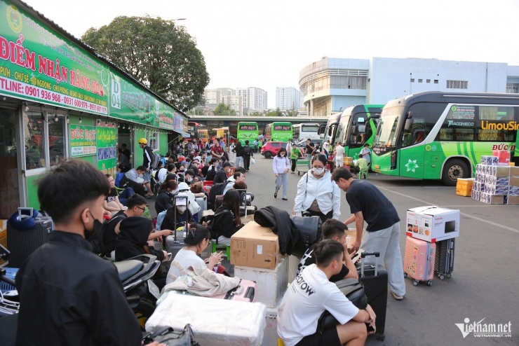 Lỉnh kỉnh đồ đạc, người dân chen chân rời TPHCM về quê đón Tết sớm - 2