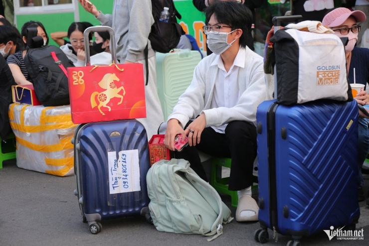 Lỉnh kỉnh đồ đạc, người dân chen chân rời TPHCM về quê đón Tết sớm - 5