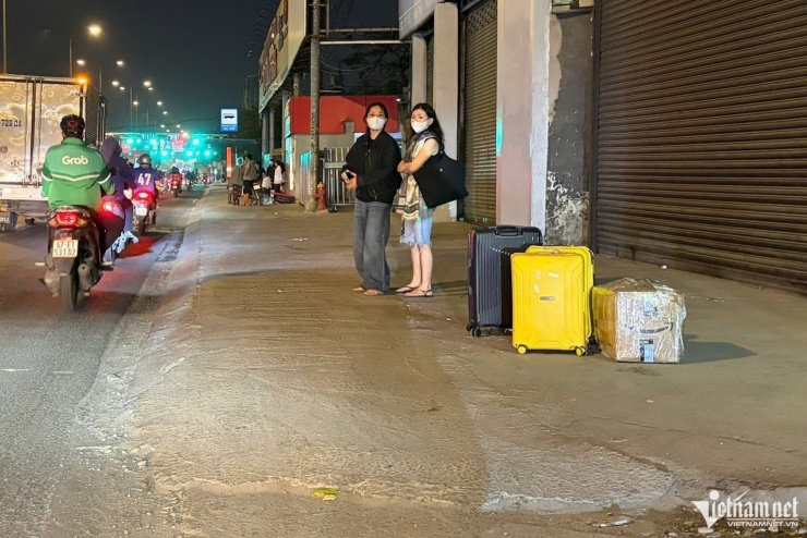 Lỉnh kỉnh đồ đạc, người dân chen chân rời TPHCM về quê đón Tết sớm - 10