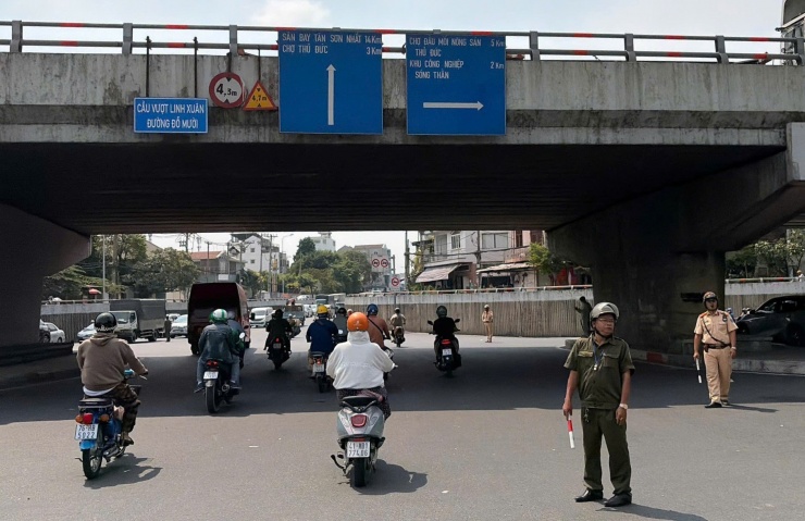 Lỉnh kỉnh đồ đạc, người dân chen chân rời TPHCM về quê đón Tết sớm - 12