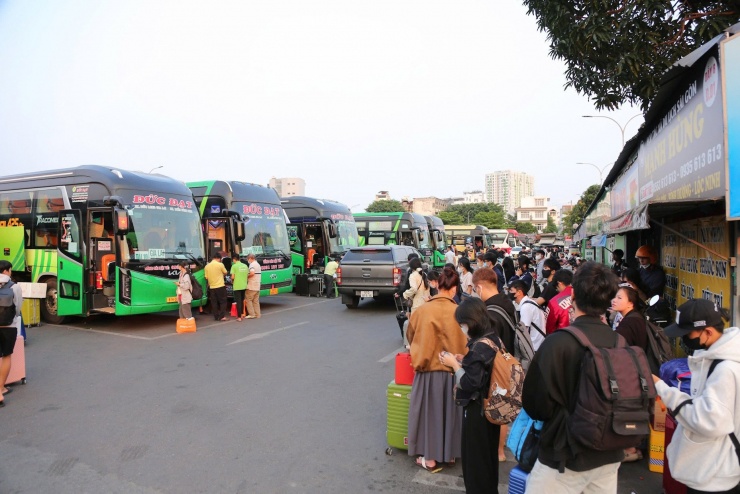 Lỉnh kỉnh đồ đạc, người dân chen chân rời TPHCM về quê đón Tết sớm - 11