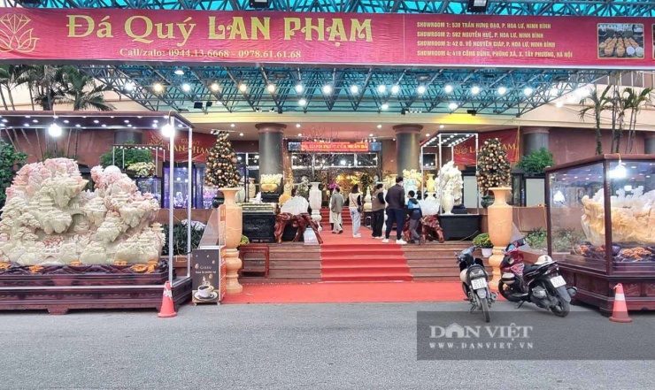 Đá quý Lan Phạm trưng bày tại&nbsp;Chợ hoa xuân Hoa Lư (tỉnh Ninh Bình) nhiều tác phẩm đá quý cao cấp. Ảnh: Vũ Thượng