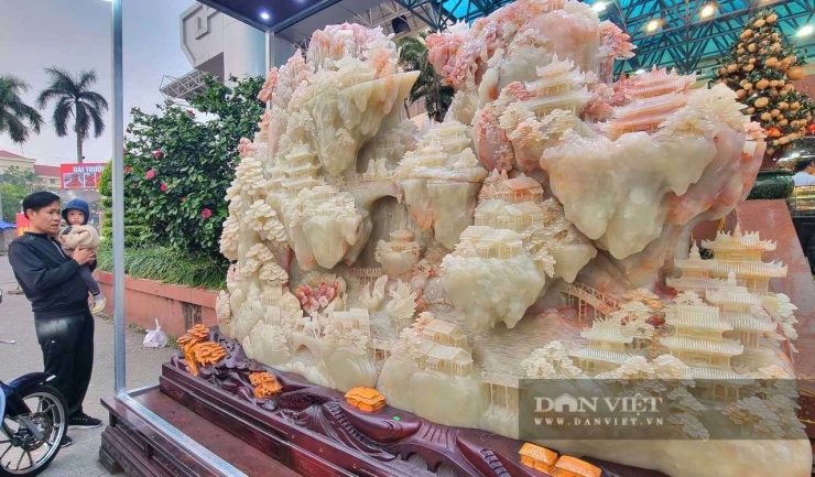 Để tạo nên bức tranh này, 3 người thợ làm hơn 1 năm mới hoàn thiện. Ảnh: Vũ Thượng