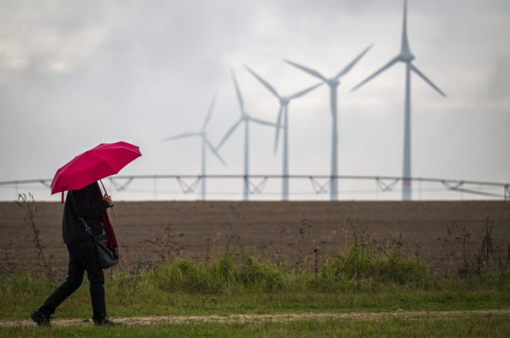Từ một làng nông nghiệp nghèo, Feldheim Đức đã trở thành cộng đồng đầu tiên tự chủ hoàn toàn năng lượng nhờ kết hợp điện gió, điện mặt trời và biogas. Ảnh: Politico