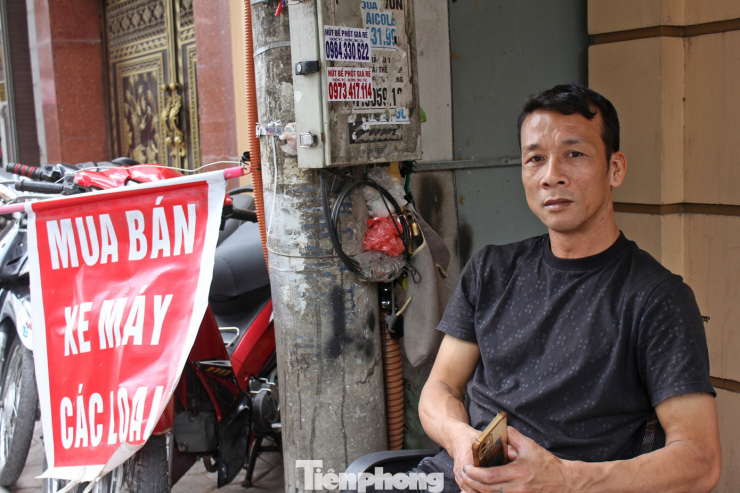 Anh Tuấn (50 tuổi) với hơn 20 năm kinh nghiệm buôn bán xe cũ tại phố Chùa Hà - không giấu nổi tiếng thở dài. Anh Tuấn cho biết, thông thường mọi năm, thời điểm cách Tết một tháng là lúc thị trường sôi động nhất, đặc biệt là vào các ngày cuối tuần, sinh viên và người lao động đổ về mua bán xe nườm nượp, nhưng năm nay từ đầu chợ đến cuối chợ vắng tanh.