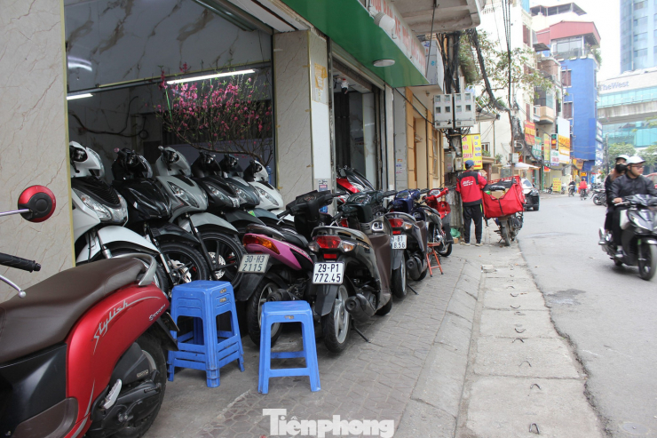 “Mọi năm mua đắt một tí thì vẫn còn bán được, chứ năm nay rẻ cũng chả bán được. Nhiều anh em chán nản, tính đường bỏ nghề vì không trụ nổi qua cái Tết này", anh Tuấn ngán ngẩm nói.