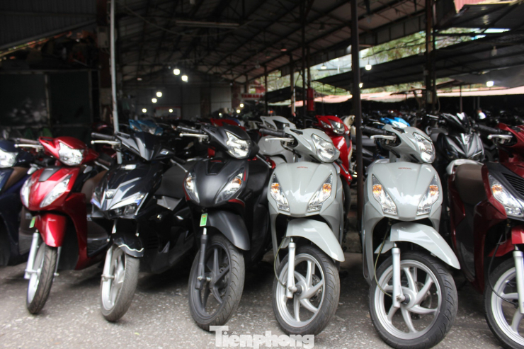 Một chủ cửa hàng tiết lộ, một chiếc xe máy SH Mode đời 2020, cách đây vài tháng chợ thu mua vào giá 40 - 42 triệu đồng, nhưng đến nay rớt xuống chỉ còn hơn 30 triệu đồng vì vướng các thủ tục sang tên đổi chủ và nỗi lo xe có thể dính "phạt nguội".