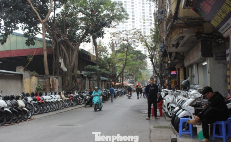 Một xu hướng đáng chú ý được các tiểu thương ghi nhận là sự chuyển dịch mạnh mẽ sang xe điện. Trong bối cảnh quy định về kiểm định khí thải xe máy đang đến gần, người dân bắt đầu e ngại việc "nuôi" những chiếc xe xăng cũ kỹ gây ô nhiễm môi trường.
