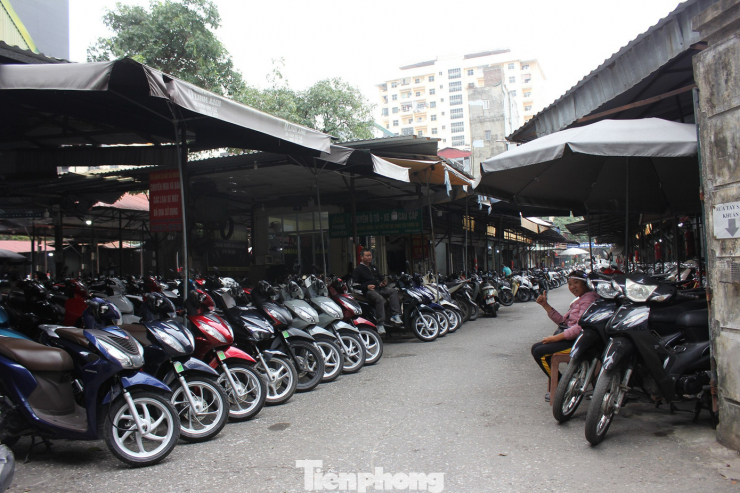 "Một nhà có ba cái xe máy xăng, giờ họ sẽ dần bán bớt một hai cái để mua xe điện. Người ta vẫn giữ xe máy để đi xa, nhưng xu hướng mua xe điện đi phố, nhất là khu vực trung tâm thì ngày càng nhiều", anh Hoàng (tiểu thương phố Chùa Hà) cho hay.