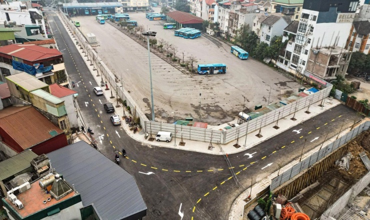 Quá trình thi công gặp nhiều trở ngại do phải giải tỏa 35 hộ dân và 3 tổ chức, đồng thời di dời hài cốt cùng hệ thống điện, trạm biến áp phức tạp.