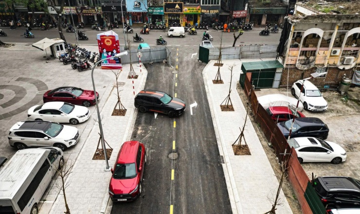 Hai bên đường được chỉnh trang vỉa hè, trồng mới cây xanh và lắp đặt hệ thống đèn LED, biển báo.