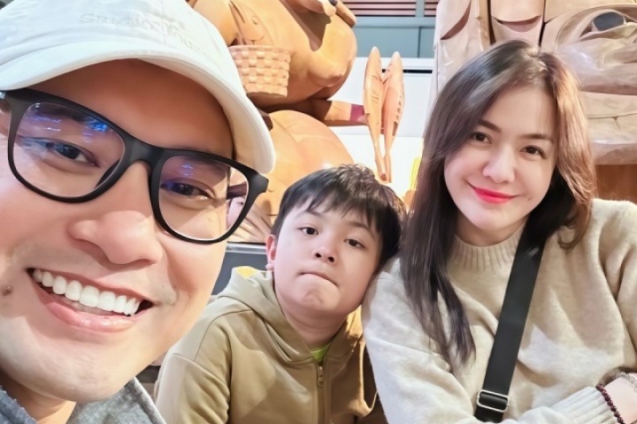 Ảnh sao 7/2: Huỳnh Đông - Ái Châu cho con trai về nước ăn Tết