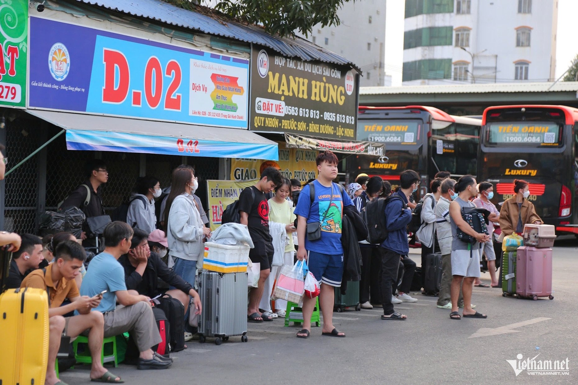 Lỉnh kỉnh đồ đạc, người dân chen chân rời TPHCM về quê đón Tết sớm - 3