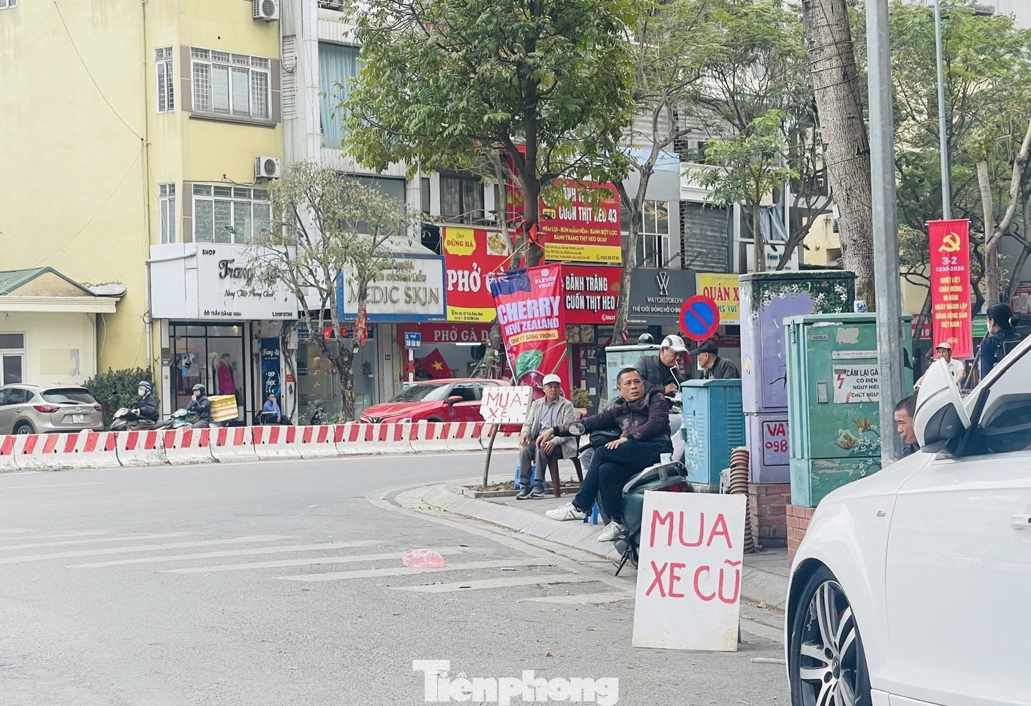 Dạo quanh một vòng chợ xe máy cũ tại phố Chùa Hà và khu vực lân cận như phố Nguyễn Khánh Toàn, Trần Đăng Ninh trong chiều 7/2 (20 tháng Chạp), không khó để bắt gặp hình ảnh những người thợ sửa xe máy, tiểu thương và cò xe ngồi túm tụm uống trà, cắn hạt hướng dương để "giết thời gian" vì vắng khách.