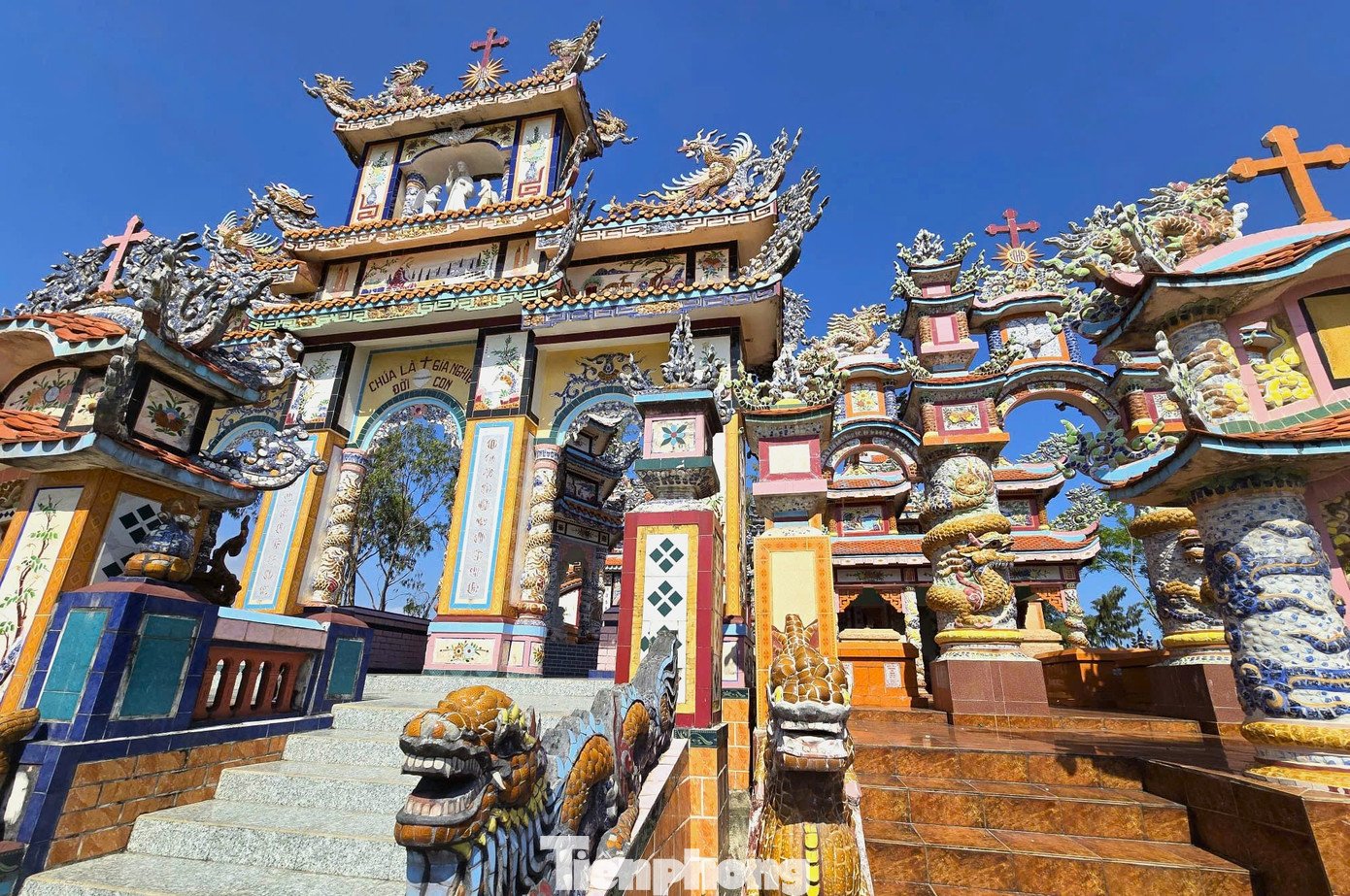 Lăng mộ được xây hoành tráng, kỳ công khiến du khách nước ngoài trầm trồ.