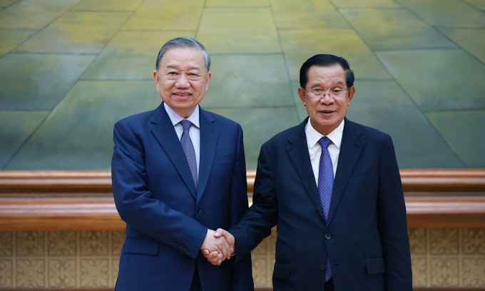 Chủ tịch Đảng Nhân dân Campuchia Hun Sen đón Tổng Bí thư Tô Lâm dự quốc yến chào mừng ngày 6/2. Ảnh: TTXVN