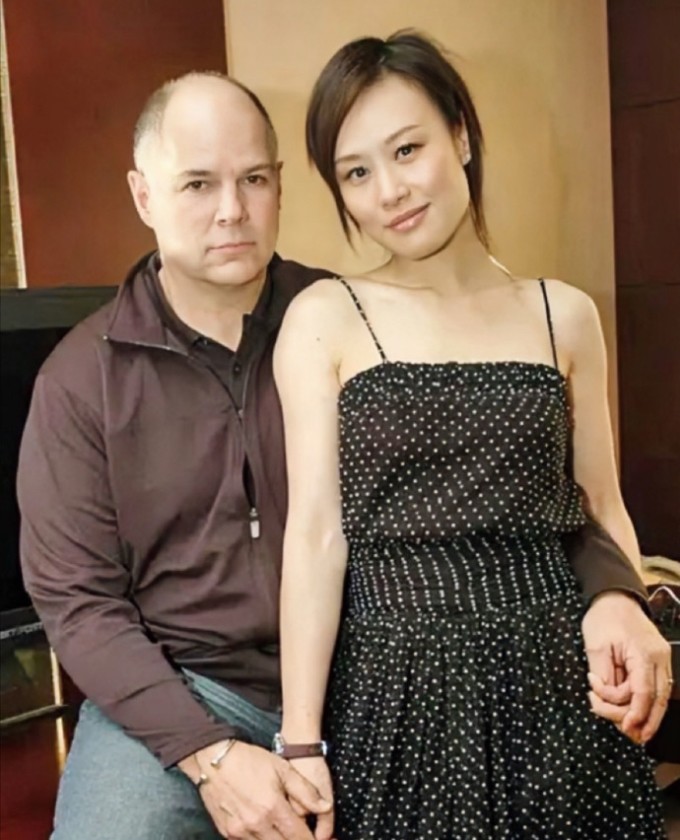 Ổ Quân Mai và chồng lúc sinh thời. Ảnh: Weibo