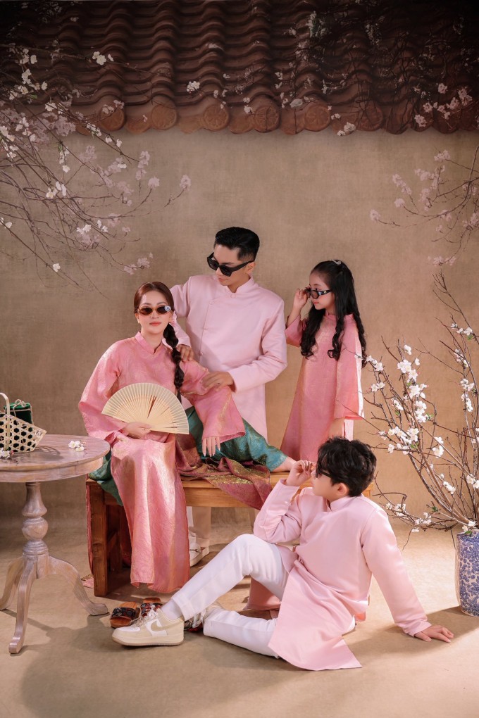 Nhà Khánh Thi - Phan Hiển nhí nhảnh trong ảnh Tết - 5