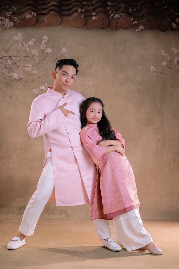 Nhà Khánh Thi - Phan Hiển nhí nhảnh trong ảnh Tết - 8