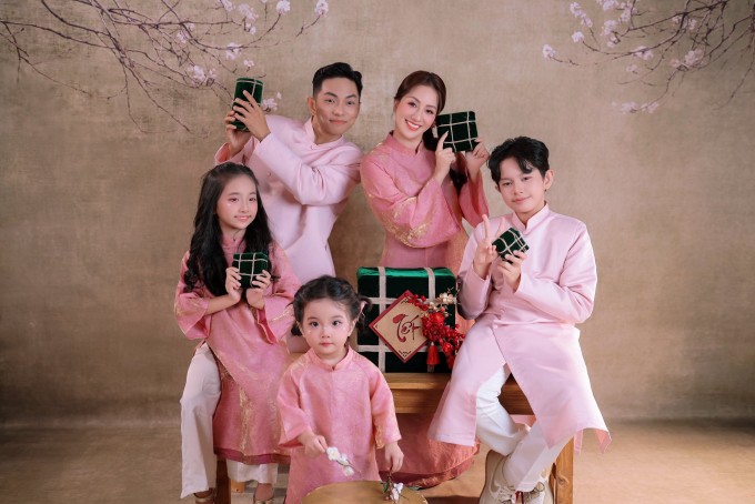 Nhà Khánh Thi - Phan Hiển nhí nhảnh trong ảnh Tết - 2