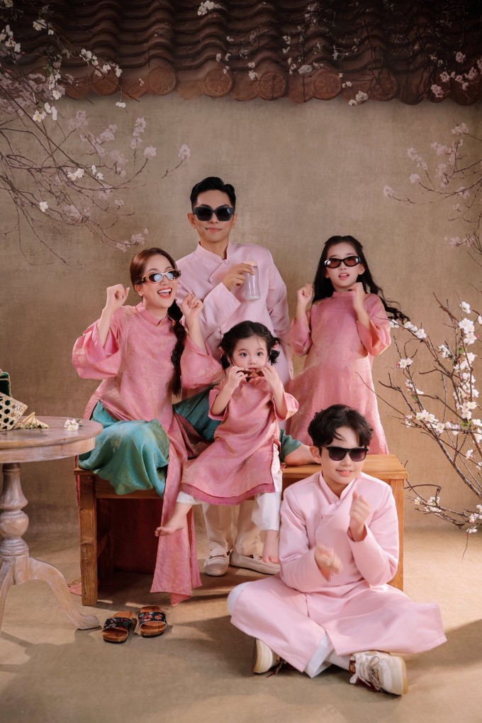 Nhà Khánh Thi - Phan Hiển nhí nhảnh trong ảnh Tết - 3