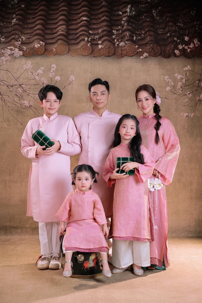 Nhà Khánh Thi - Phan Hiển nhí nhảnh trong ảnh Tết - 9